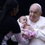 El Papa: "Detengámonos a hablar, jugar y reír con nuestros hijos"