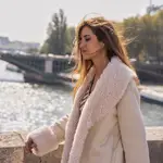 Sara Carbonero tiene el abrigo efecto pelo más fashion.