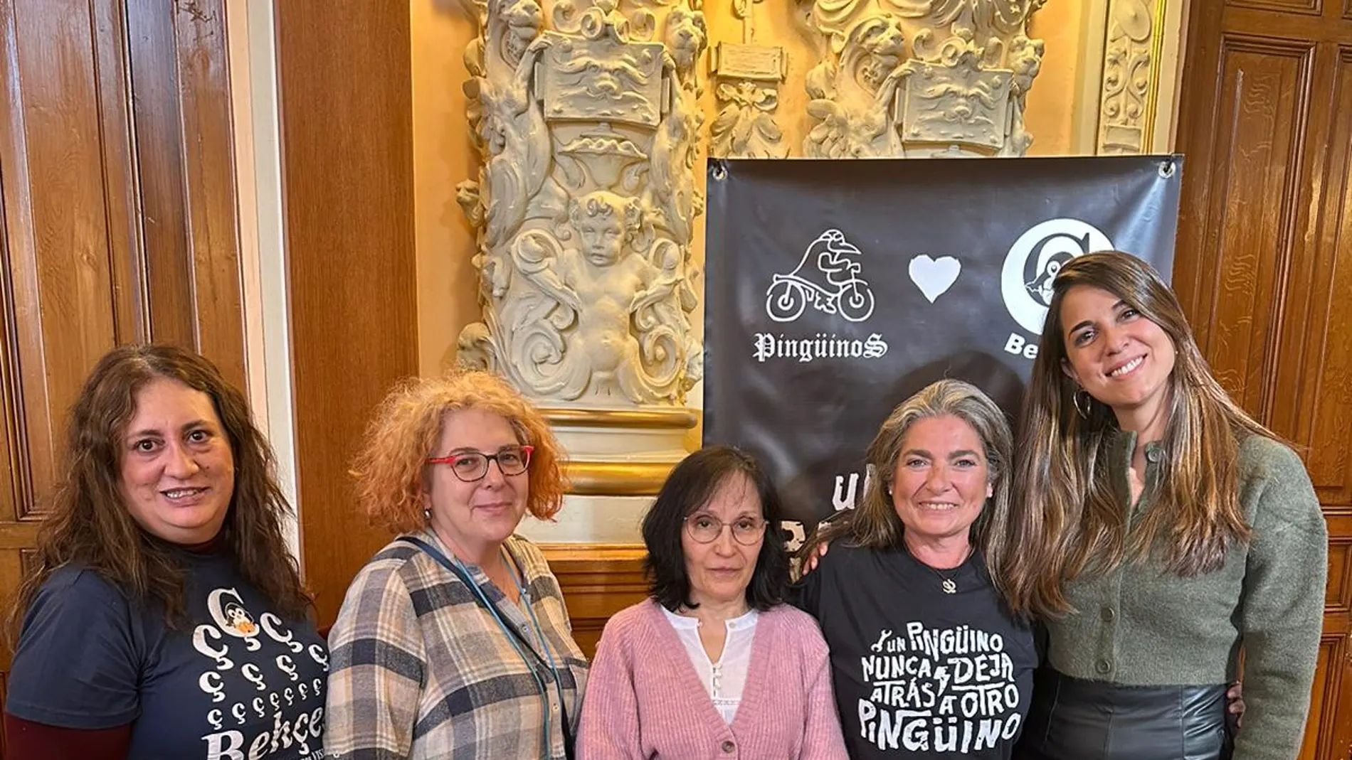 La concejal Blanca Jiménez con representantes de la asociación en la presentación de Pingüinos