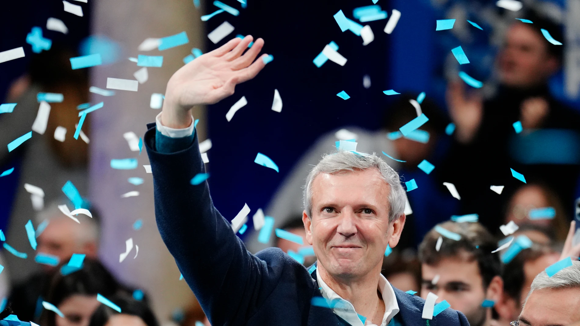 El presidente de la Xunta, Alfonso Rueda, saluda durante el acto de proclamación como candidato del PP a la Xunta de Galicia, en el Hotel Monumento San Francisco, a 7 de enero de 2024, en Santiago de Compostela, A Coruña, Galicia (España). Rueda protagoniza su primer gran acto político una vez que ya se ha formalizado la convocatoria de las próximas elecciones autonómicas gallegas, que se celebrarán el domingo 18 de febrero. Según la encuesta de Sondaxe para 'La Voz de Galicia', Alfonso Rueda...