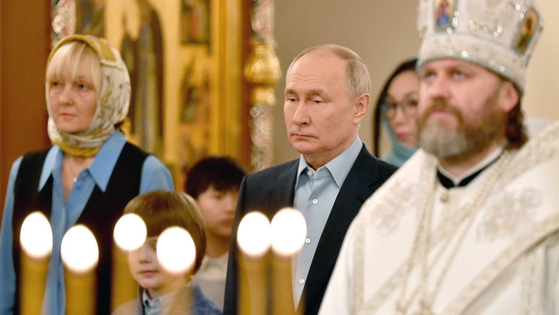 Novo-ogaryovo (Russian Federation), 06/01/2024.- Russian President Vladimir Putin (C) attends the Orthodox Christmas service at the Church of the Not-Made-By-Hands Image of Christ the Saviour at Novo-Ogaryovo state residence outside Moscow, Russia, 07 January 2024. (Rusia, Moscú) EFE/EPA/MIKHAIL VOSKRESENSKIY/SPUTNIK/KREMLIN POOL MANDATORY CREDIT