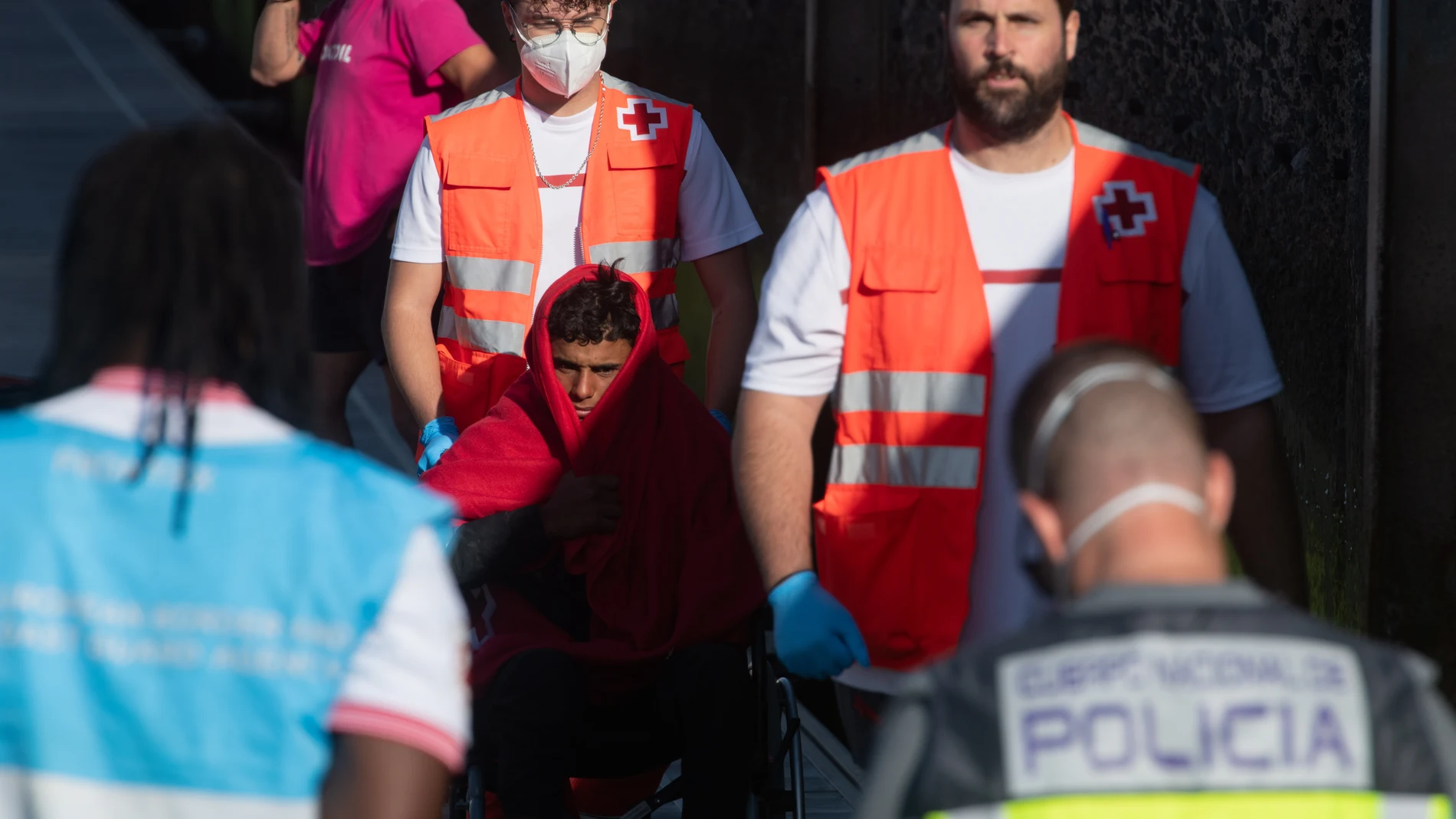 GRAN TARAJAL (FUERTEVENTURA) (ESPAÑA), 07/01/2024.- Un buque de Salvamento Marítimo ha rescatado la tarde de este domingo a un hombre de origen magrebí que encontró sobre un neumático de camión a la deriva en aguas a 16 kilómetros de Fuerteventura mientras trasladaba a los ocupantes de una embarcación a la que había auxiliado minutos antes. En la imagen, el joven es desembarcado con síntomas de hipotermia por personal de la Cruz Roja en el puerto de Gran Tarajal. EFE/Carlos de Saá