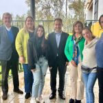 Antonio Fernández (centro), delegado de Iberdrola en Andalucía, con el presidente del Patronato de Proyecto Hombre Sevilla, Antonio Fragero, y profesionales de la comunidad terapéutica y usuaria del programa