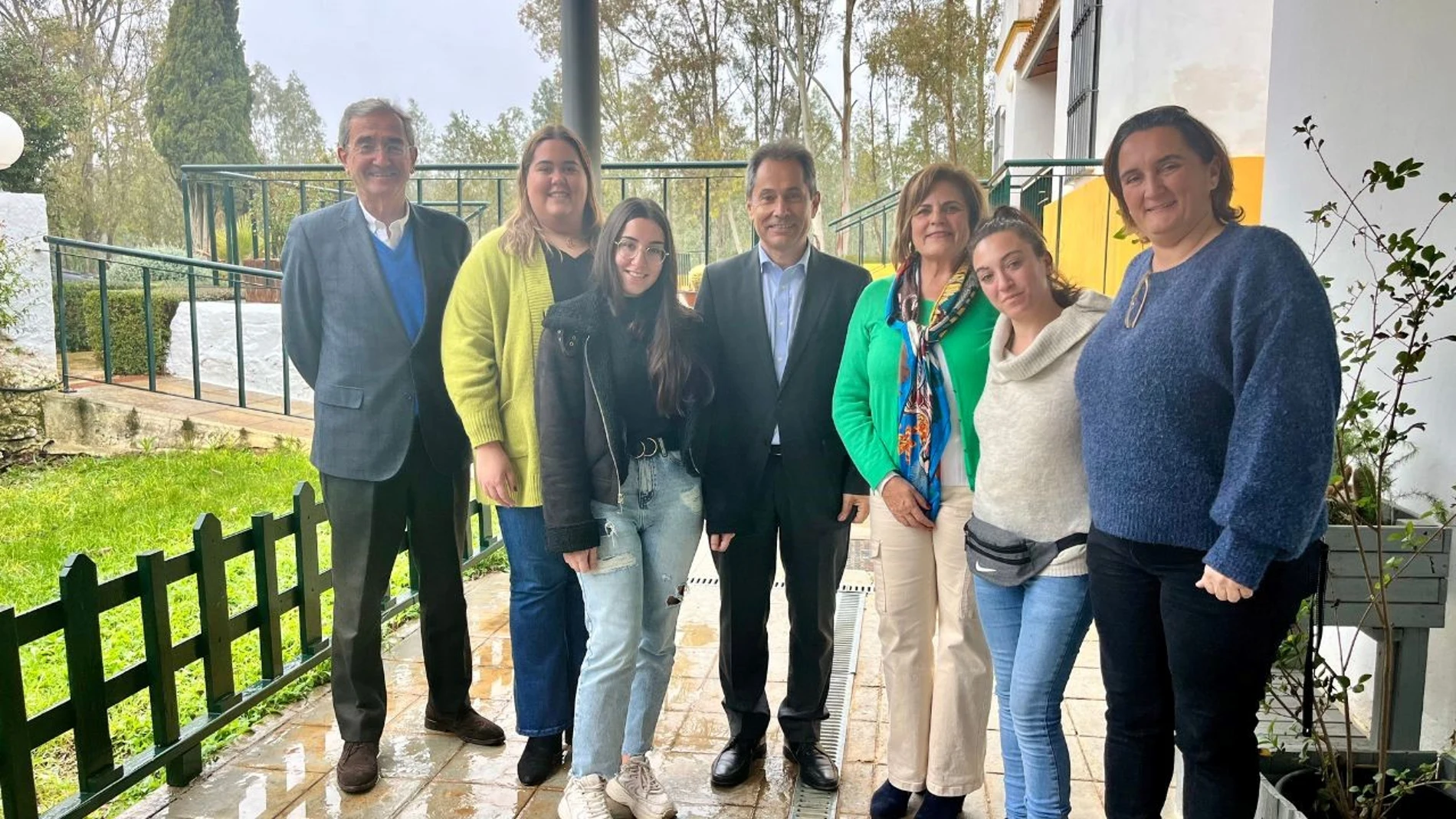 Antonio Fernández (centro), delegado de Iberdrola en Andalucía, con el presidente del Patronato de Proyecto Hombre Sevilla, Antonio Fragero, y profesionales de la comunidad terapéutica y usuaria del programa