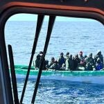 Salvamento Marítimo ha interceptado este domingo dos embarcaciones irregulares que navegaban rumbo a las Islas Canarias y ha rescatado también a una persona magrebí que iba a la deriva sobre un neumático de camión.