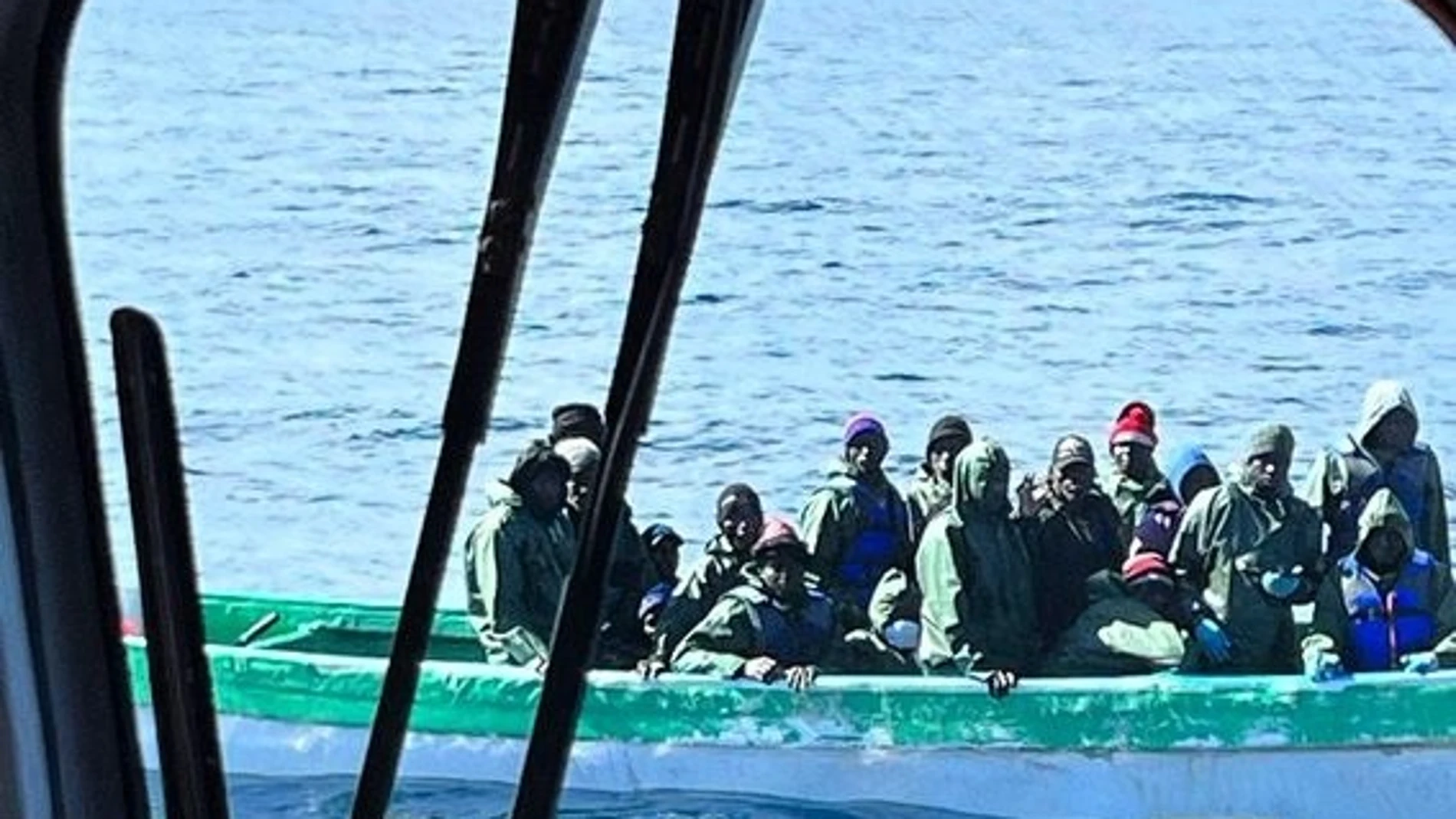 Salvamento Marítimo ha interceptado este domingo dos embarcaciones irregulares que navegaban rumbo a las Islas Canarias y ha rescatado también a una persona magrebí que iba a la deriva sobre un neumático de camión. SALVAMENTO MARÍTIMO 07/01/2024