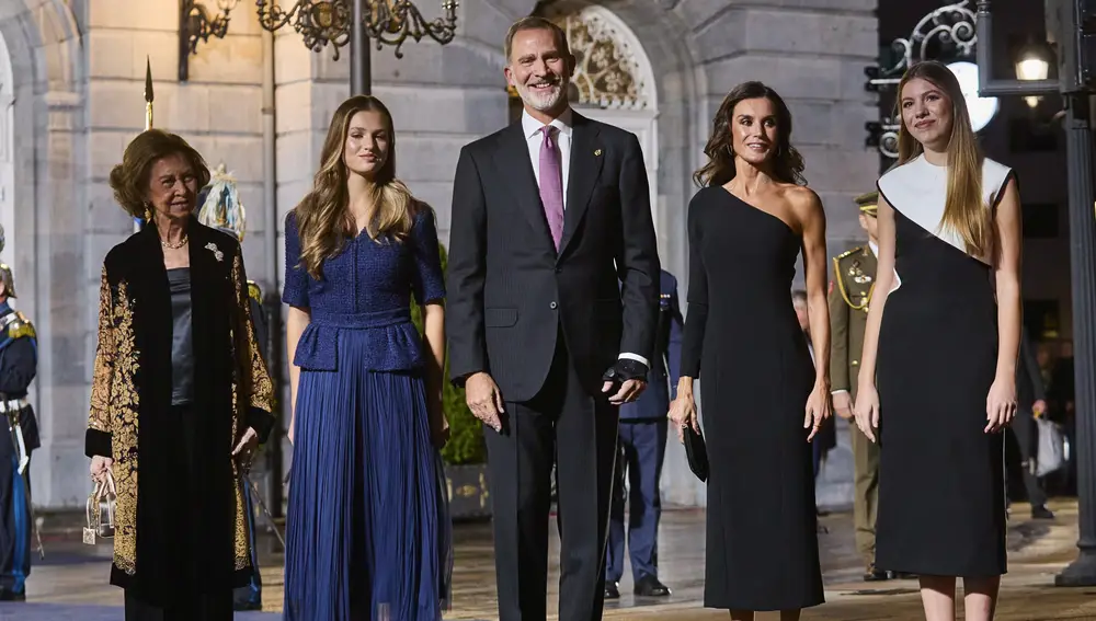 Ceremonia de entrega de los Premios Princesa de Asturias 2023, presidida por SS.MM. los Reyes Felipe VI y Letizia, con la presencia de SS.AA.RR. la Princesa de Asturias Leonor y la Infanta doña Sofía en el teatro Campoamor de Oviedo. © Alberto R. Roldán / Diario La Razón. 20 10 2023