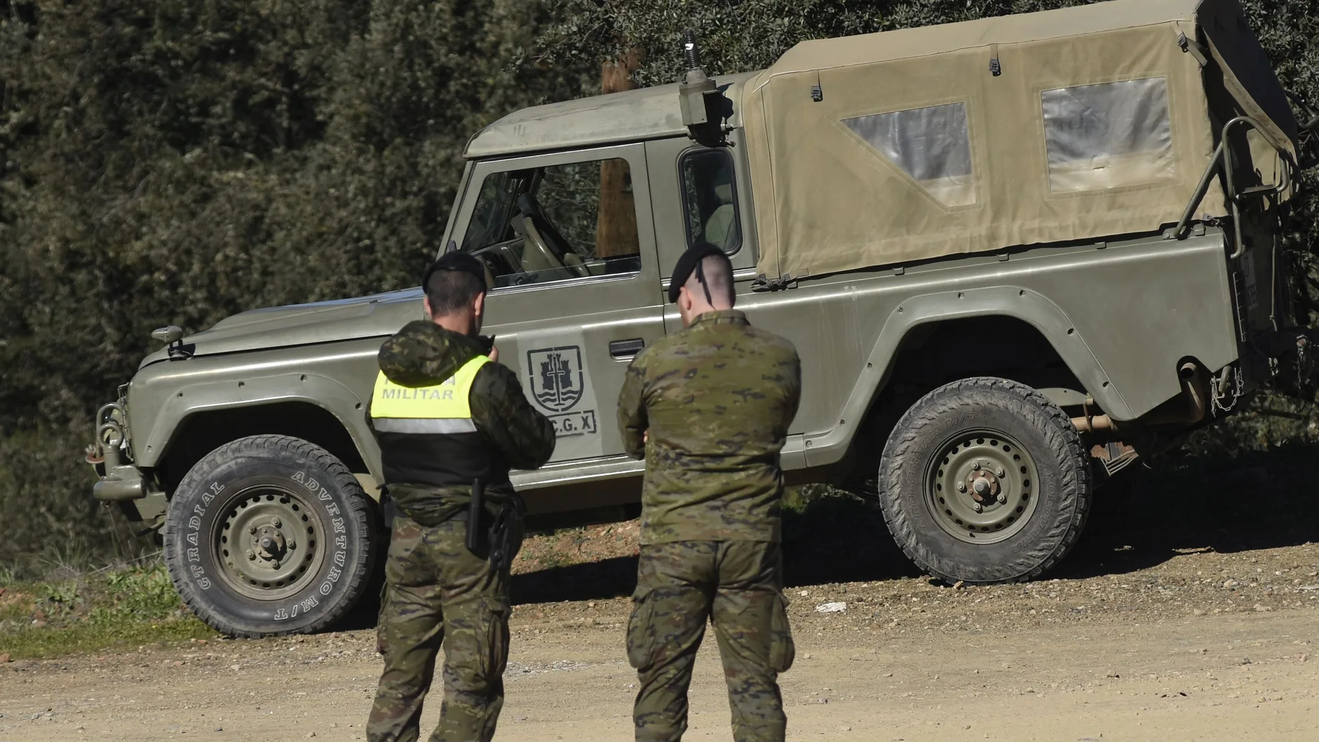 Militares acordonando el lugar donde buscan a dos militares desaparecidos de la base de Cerro Muriano