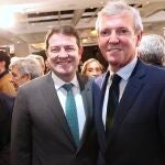 El presidente de la Junta de Castilla y León, Alfonso Fernández Mañueco, asiste a un desayuno informativo con el presidente de la Xunta de Galicia, Alfonso Rueda