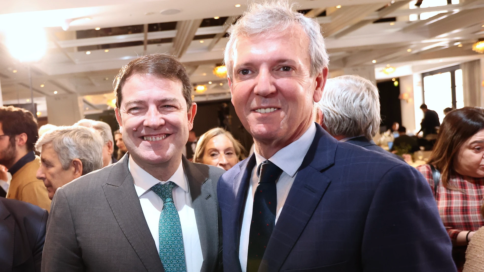El presidente de la Junta de Castilla y León, Alfonso Fernández Mañueco, asiste a un desayuno informativo con el presidente de la Xunta de Galicia, Alfonso Rueda