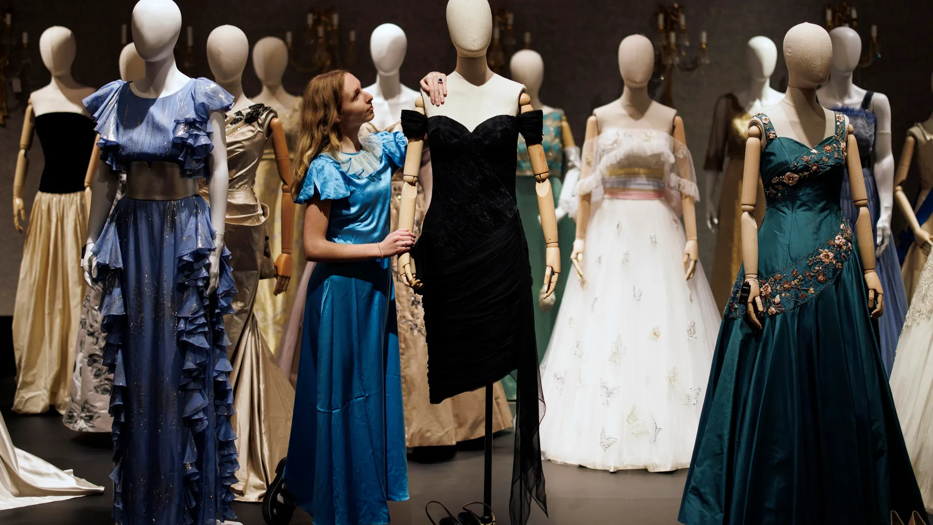 London (United Kingdom), 09/01/2024.- A gallery assistant poses with a replica of Britain's Princess Diana's dress, dubbed as 'Revenge dress', worn by actor Elizabeth Debicki during a photocall ahead of the auction for the costumes, sets and props used in Netflix's The Crown series at Bonhams auction house in London, Britain, 09 January 2024. Over 450 costumes, sets and props will be displayed from 11 January to 05 February 2024 at Bonhams New Bond Street gallery and the auction taking place ...