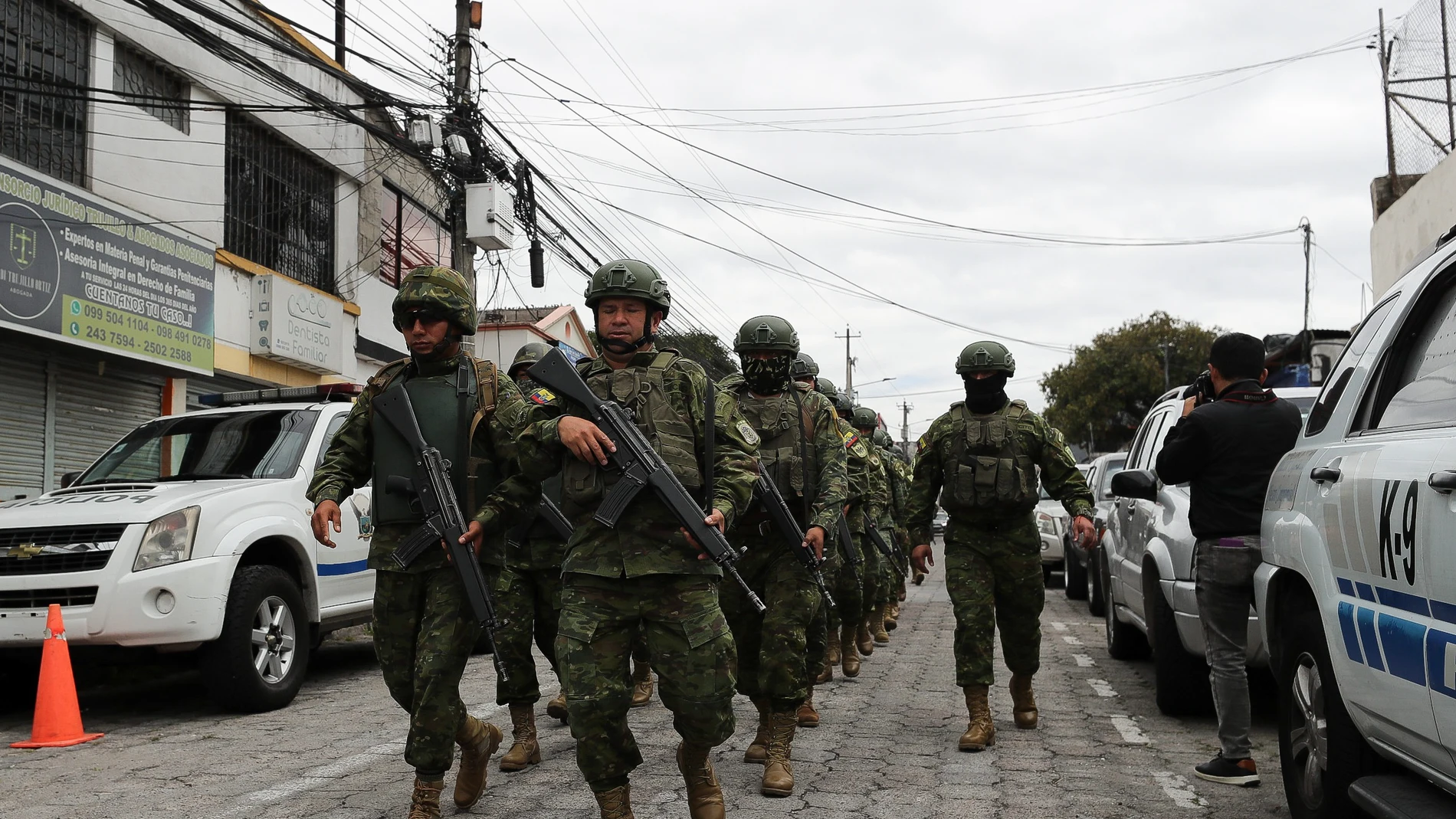 -FOTODELDÍA- QUI01. QUITO (ECUADOR), 08/01/2024.- Soldados ecuatorianos se forman frente a la entrada de la cárcel del Inca hoy, tras un amotinamiento de presos, en Quito (Ecuador). EFE/ José Jácome