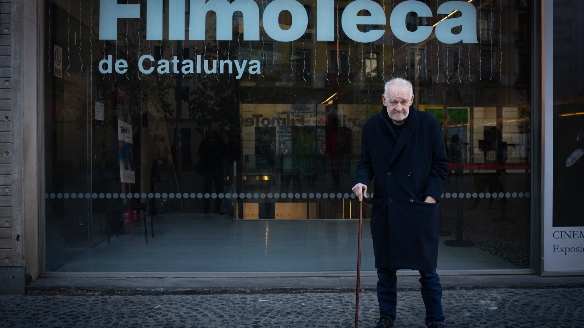 El cineasta Béla Tarr posa tras ofrecer una rueda de prensa, en la Filmoteca de Catalunya, a 9 de enero de 2024, en Barcelona, Catalunya (España). Durante la rueda de prensa, el cineasta ha comentado su retrospectiva en la Filmoteca de Catalunya. El cineasta húngaro Béla Tarr protagoniza un ciclo de la Filmoteca de Catalunya con gran parte de su cinematografía durante el mes de enero. 09 ENERO 2024;BARCELONA;CATALUNYA;CINEASTA BÉLA TARR;CICLO FILMOTECA DE CATALUNYA David Zorrakino / Europa ...