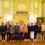 l alcalde de Valladolid, Jesús Julio Carnero, recibe a los atletas del Club Vicky Foods Athletic