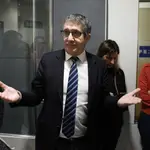 MADRID, 20/04/2023.- El portavoz del PSOE, Patxi López habla con periodistas tras la rueda de prensa ofrecida en el marco de la reunión de la Junta de Portavoces celebrada este martes en el Congreso. EFE/Chema Moya