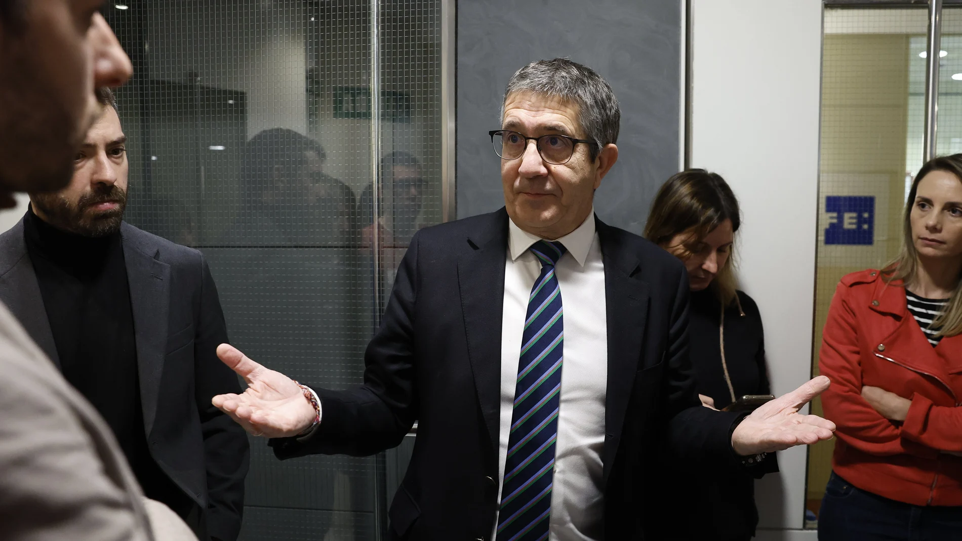 MADRID, 20/04/2023.- El portavoz del PSOE, Patxi López habla con periodistas tras la rueda de prensa ofrecida en el marco de la reunión de la Junta de Portavoces celebrada este martes en el Congreso. EFE/Chema Moya