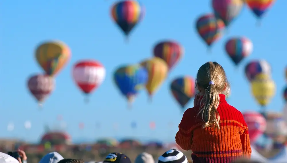 Un globo aerostático no tiene timón ni volante, pero se puede pilotar