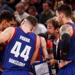 Los jugadores del Barça atienden las instrucciones de Roger Grimau
