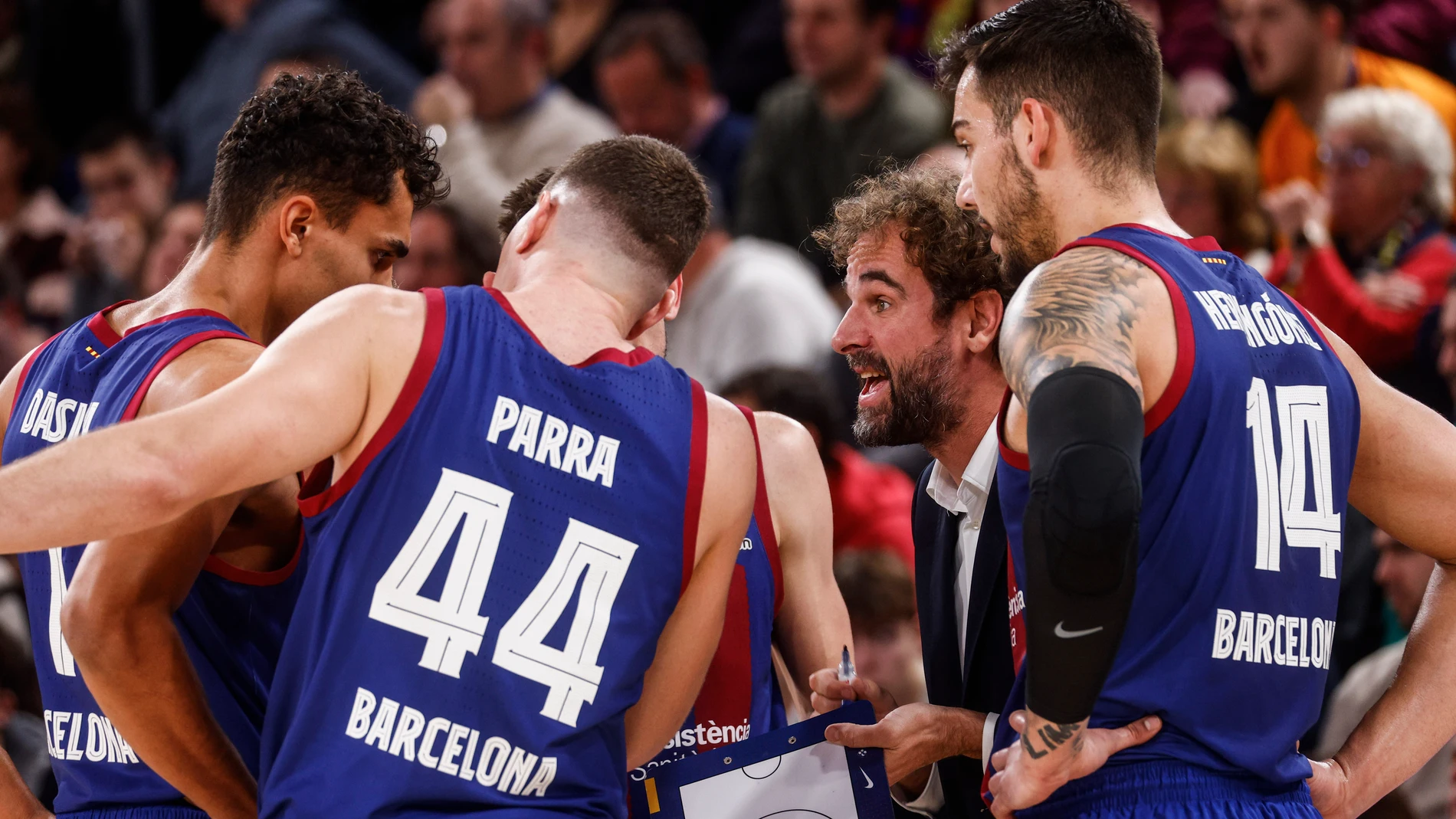 Los jugadores del Barça atienden las instrucciones de Roger Grimau