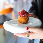 Croqueta de flor de cecina, de Rocacho