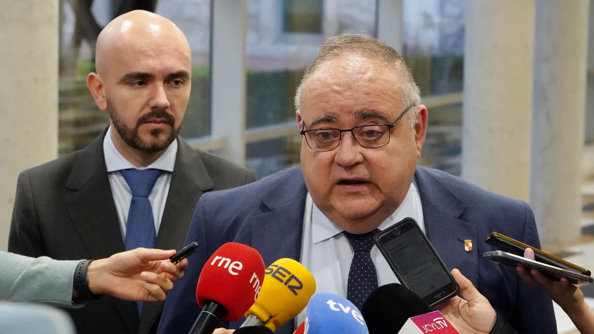 El consejero de Sanidad, Alejandro Vázquez, atiende a los periodistas en Valladolid