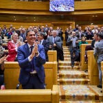 El pleno del Congreso, reunido excepcionalmente en el Senado, debate la convalidación de tres decretos del Gob