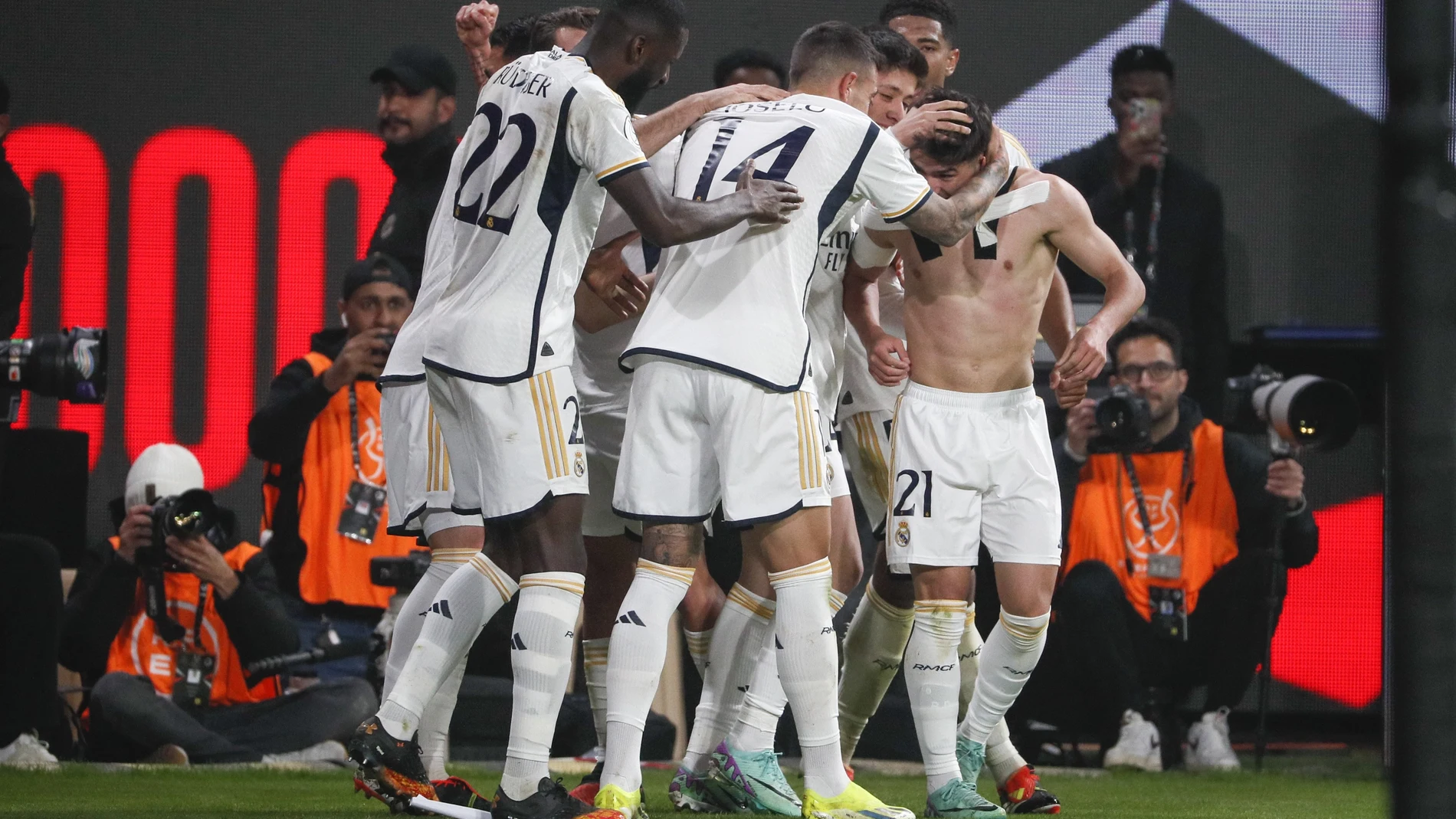 Los jugadores del Real Madrid celebran el quinto gol del equipo madridista durante el partido de semifinales de la Supercopa de España que Real Madrid y Atlético de Madrid han disputado este miércoles en el estadio Al Awwal Park de Riad, en Arabia Saudí