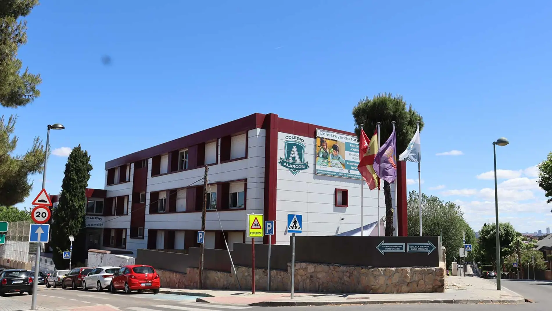 Hoy acogemos a 350 alumnos en todo el centro y contamos con 41 profesores en enseñanza reglada en las diferentes etapas educativas de Ed. Infantil, Primaria, Secundaria y Bachillerato y 9 profesores más en la Escuela Oficial de Música Alarcón