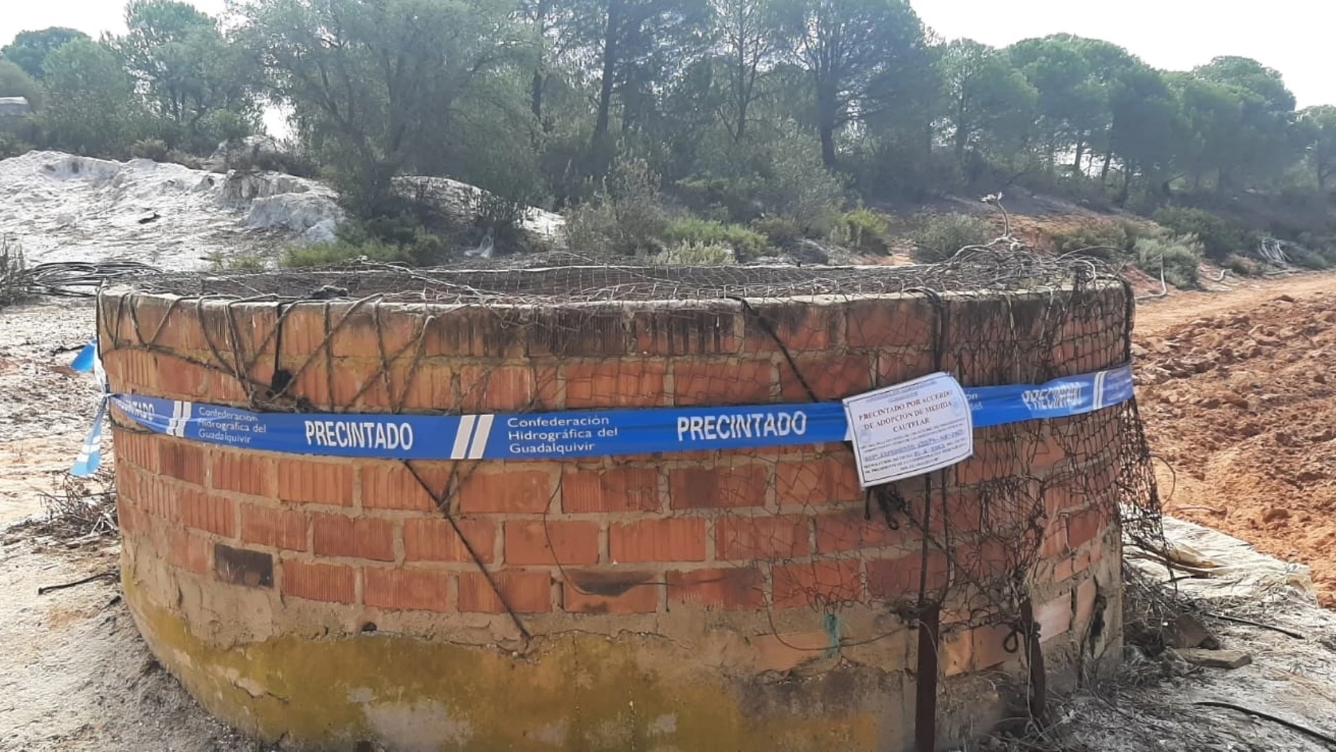 Un pozo ilegal precintado en el entorno de Doñana