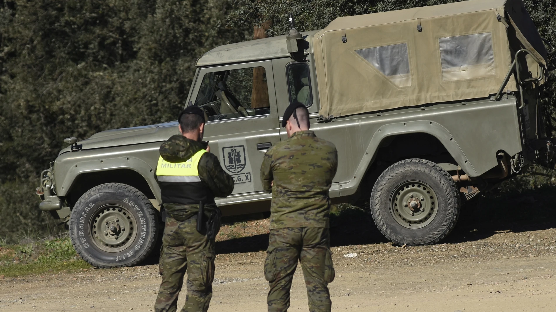 Militares acordonando el lugar donde fueron localizados los dos militares fallecidos en la base de Cerro Muriano