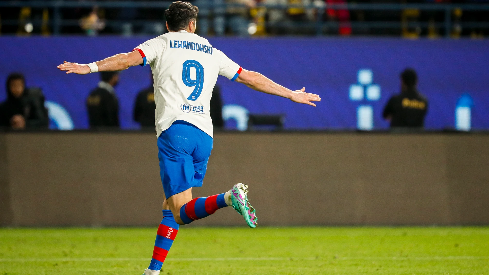 RIAD (ARABIA SAUDÍ), 11/01/2024.- El delantero del Barcelona Robert Lewandowski celebra tras marcar ante Osasuna, durante la segunda semifinal de la Supercopa de España que FC Barcelona y CA Osasuna disputan este jueves en el estadio Al-Awwal Park de Riad, en Arabia Saudí. EFE/Juan Carlos Cárdenas
