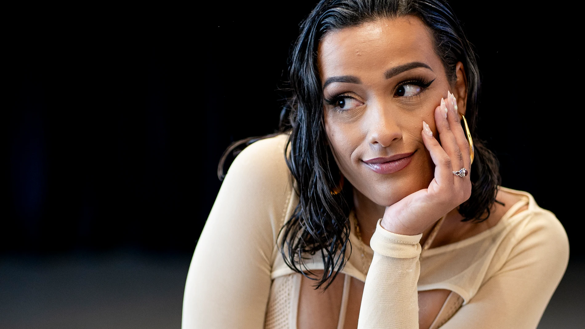 La cantante Chanel posa tras una entrevista para Europa Press por su nuevo disco '¡Agua!', en las oficinas de Sony, a 11 de enero de 2024, en Madrid (España). Chanel presenta su primer álbum de estudio, ‘¡Agua!’, un álbum compuesto por doce canciones con ritmos urbanos, R&B, funk carioca, bachata y balada. El álbum incluye éxitos ‘SloMo’ o ‘Clavaito’ junto a Abraham Mateo, además de colaboraciones como Ptazeta, el argentino FMK, el brasileño Ze Felipe o el italiano Rocco Hunt.11 ENERO 2024;...