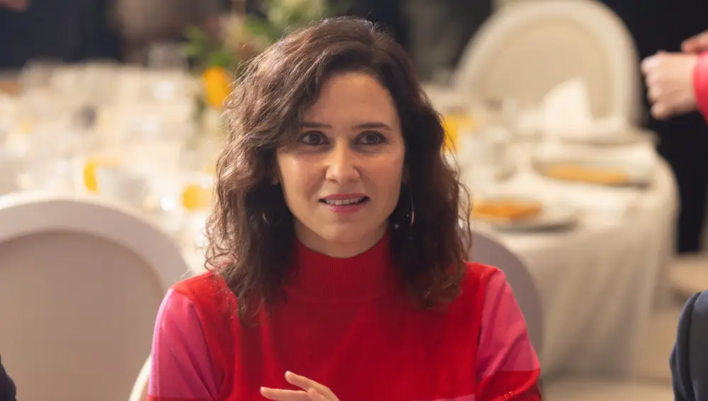Ayuso con jersey español de rebajas.