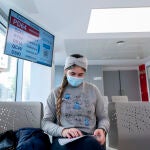 Una joven con mascarilla en el Hospital General Universitario Gregorio Marañón con mascarilla