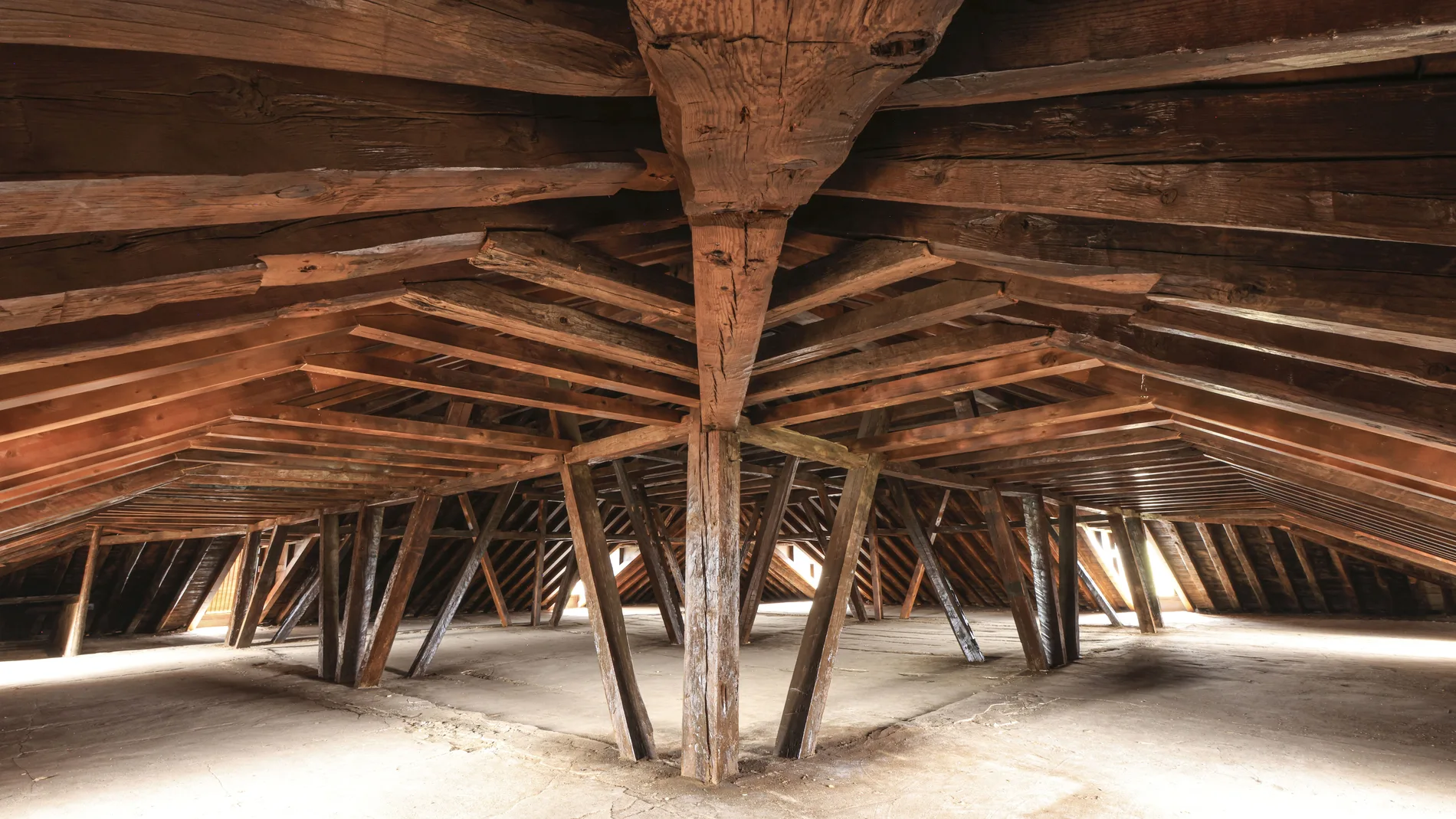 Una de las cubiertas rehabilitadas del interior de la Cartuja