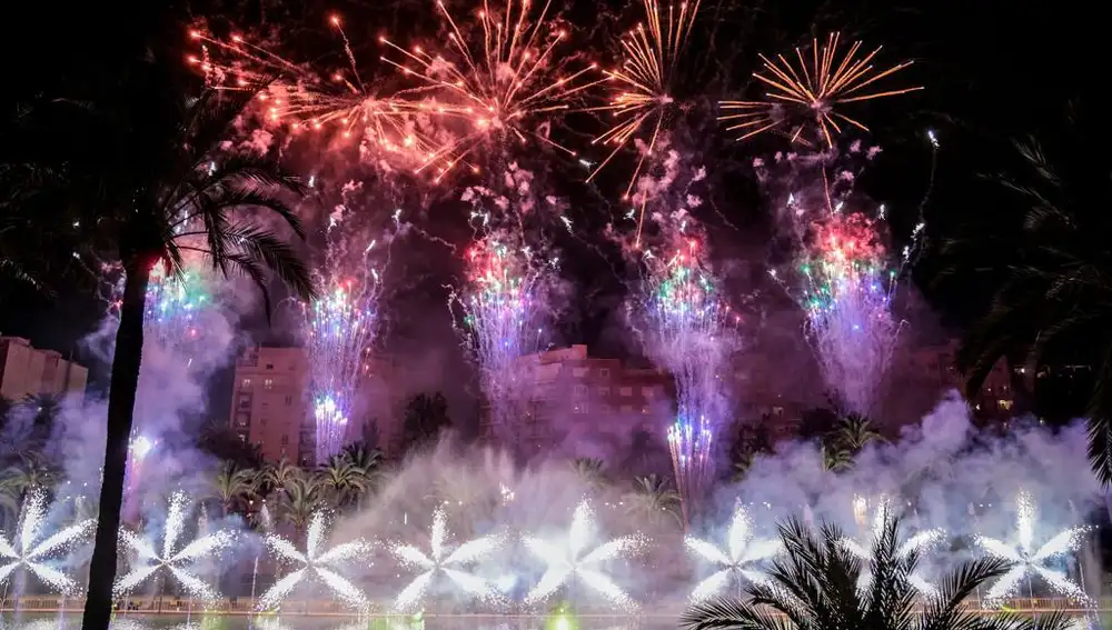 Fuegos artificiales para dar la bienvenida a la capitalidad