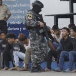 Policía custodia a los detenidos en Guayaquil en enero pasado