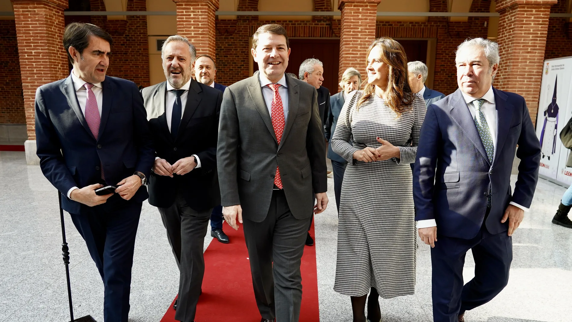 El presidente de la Junta de Castilla y León, Alfonso Fernández Mañueco, participa en la Gala de entrega del XVIII premio Diario de León al Desarrollo Social y los Valores Humanos. Junto a él, el consejero de Medio Ambiente y Ordenación del Territorio, Juan Carlos Suárez-Quiñones; el presidente de las Cortes, Carlos Pollán; la presidenta y el director de Diario de León, Adriana Ulibarri y Joaquín Sanchez Torné
