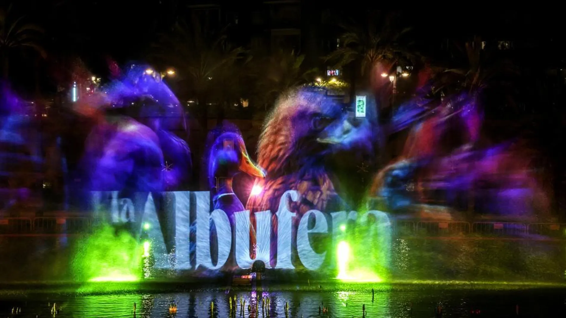 Un brillante espectáculo piromusical augura éxitos a la capitalidad verde que inaugura Valencia