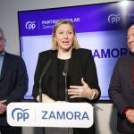 La consejera de Familia, Isabel Blanco, atiende a la prensa junto a Barrios y Reguera