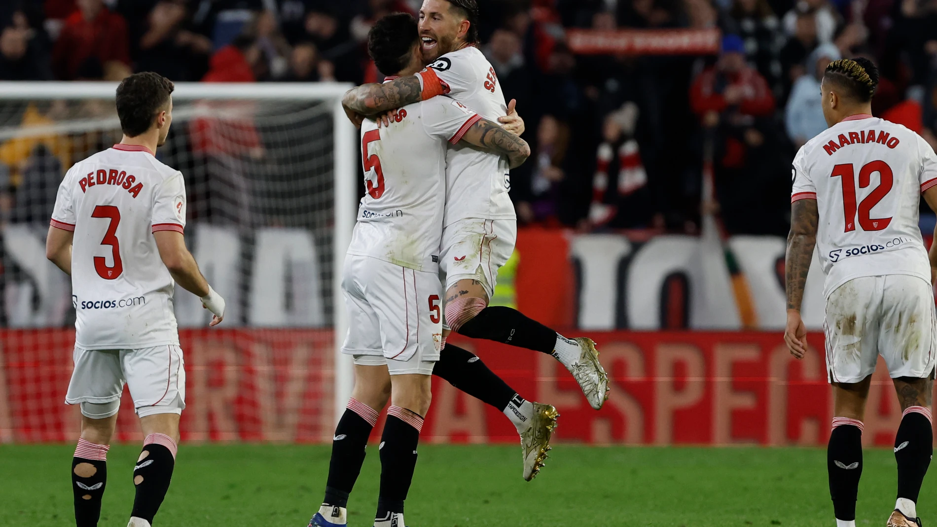SEVILLA, 12/01/2024.- Lucas Ocampos (ci), del Sevilla, felicitado por Sergio Ramos (cd) tras empatar a dos goles ante el Deportivo Alavés en el partido de la Jornada 20 de LaLiga que estos dos equipos juegan hoy viernes en el estadio Sánchez Pizjuán. EFE/Julio Muñoz