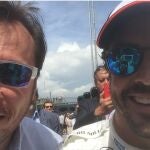 El ministro socialista de Transportes, Óscar Puente, junto a Fernando Alonso en una imagen difundida por el de Valladolid en Twitter