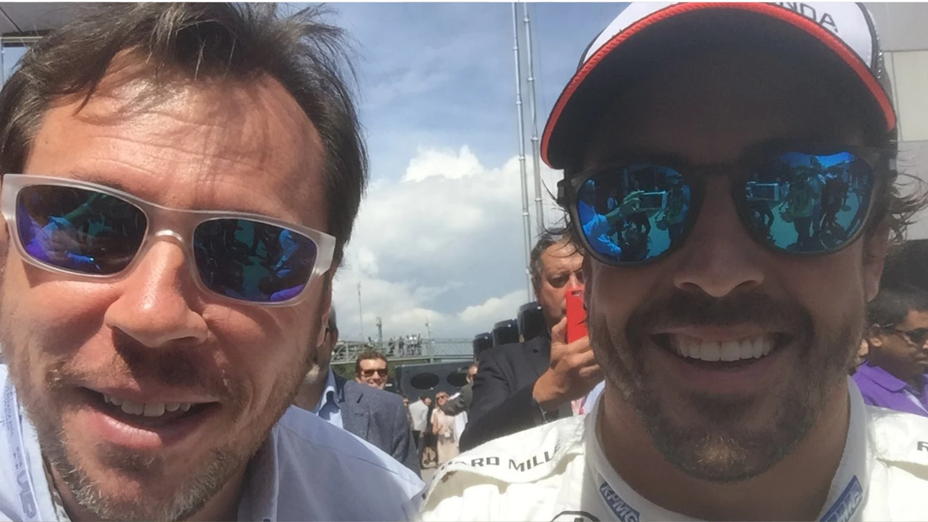 El ministro socialista de Transportes, Óscar Puente, junto a Fernando Alonso en una imagen difundida por el de Valladolid en Twitter