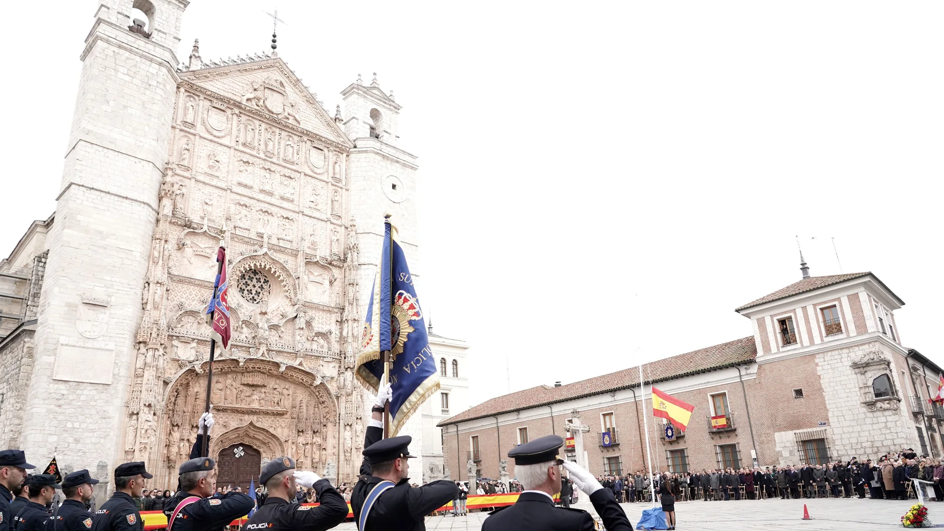 Izado de bandera en la Plaza de San Pablo de Valladolid