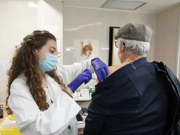 Goteo de personas para la vacunación contra la gripe sin cita previa en los centros de salud Goteo de personas para la vacunación contra la gripe sin cita previa en los centros de salud