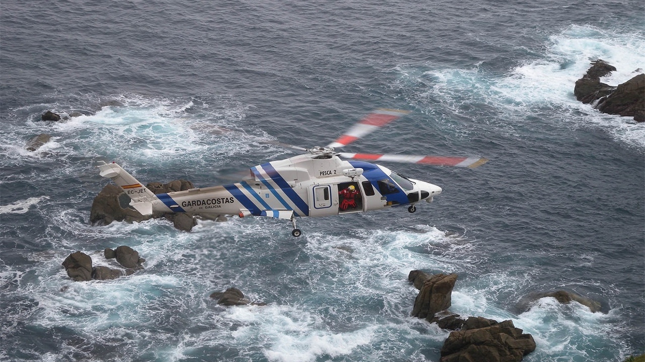 Rescatan ileso al tripulante de una lancha que quedó dando vueltas sin control en Cariño (A Coruña)