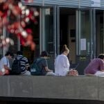 Jóvenes estudiando antes de entrar a un examen 
