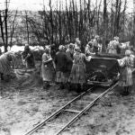Varias mujeres trabajando en Ravensbrück