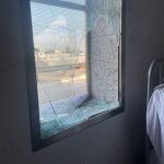 Imagen de la ventana de una de las salas donde estaban los solicitantes de asilo.