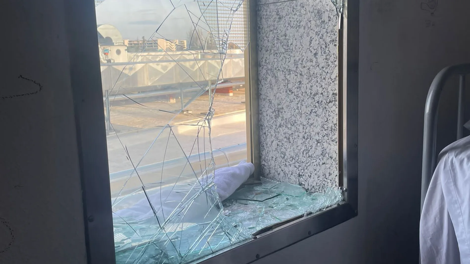 Imagen de la ventana de una de las salas donde estaban los solicitantes de asilo.